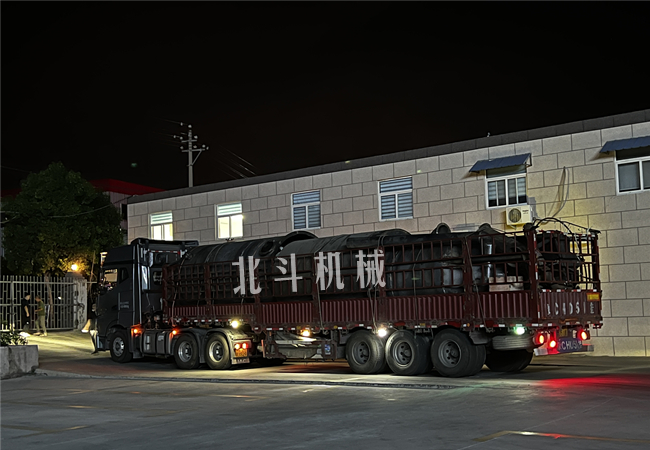 江西客戶定制的到稻殼炭化爐連夜裝車(chē)發(fā)貨