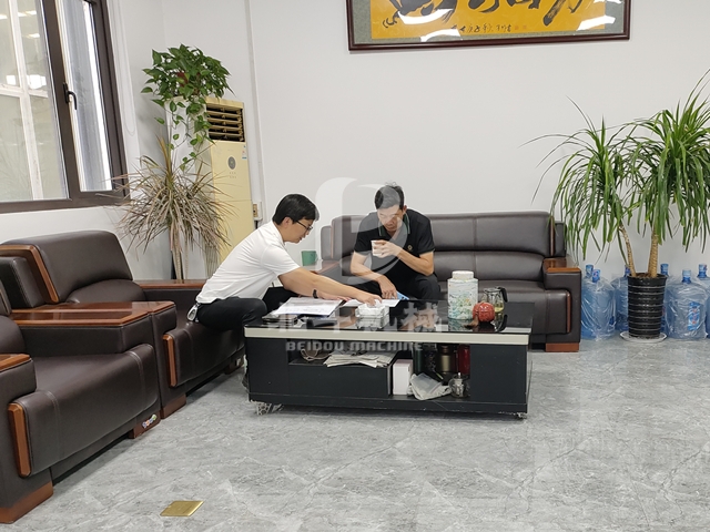 周經(jīng)理為客戶介紹糠醛渣炭化爐的相關技術知識