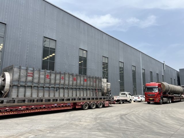 四輛掛車滿載烘干機(jī)、炭化爐設(shè)備及零部件奔赴客戶